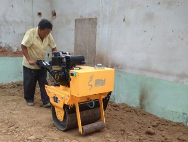 點擊查看詳細信息<br>標題：手扶式單輪壓路機工作照 閱讀次數(shù)：12302