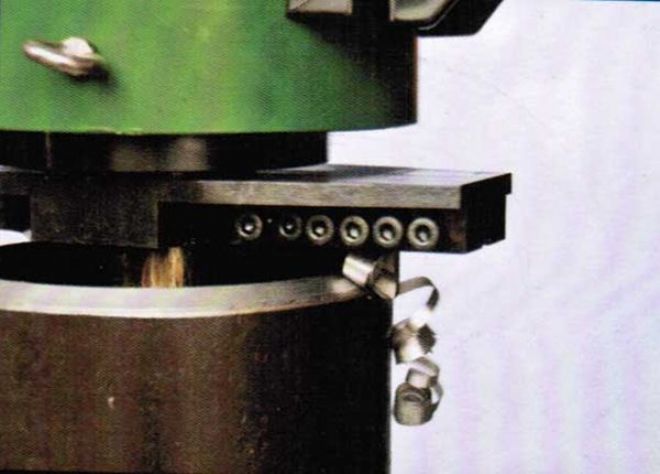 點(diǎn)擊查看詳細(xì)信息<br>標(biāo)題：管子坡口機(jī)工作照 閱讀次數(shù)：10954