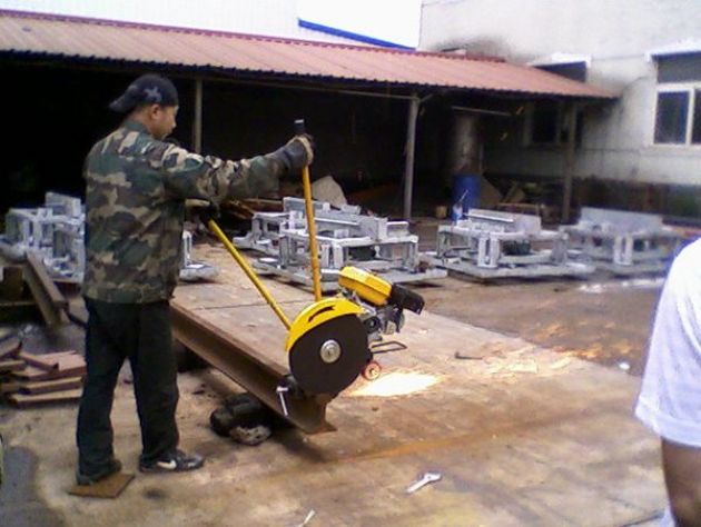 點(diǎn)擊查看詳細(xì)信息<br>標(biāo)題：內(nèi)燃鋸軌機(jī)工作照 閱讀次數(shù)：11674