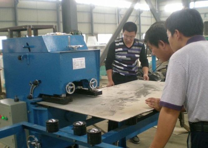 點(diǎn)擊查看詳細(xì)信息<br>標(biāo)題：固定式平板坡口機(jī)工作照 閱讀次數(shù)：11116